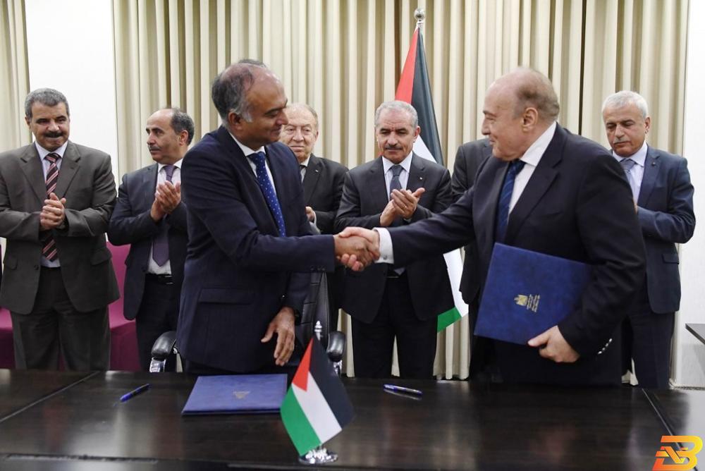 المدير والممثل المقيم للبنك الدولي في الضفة الغربية وقطاع غزة كانثان شانكار (يسار الصورة) عقب توقيع الاتفاقية مع وزير المالية شكري بشارة البنك الدولي يوقع اتفاقية لتحسين إجراءات تسجيل الأراضي للفلسطينيين