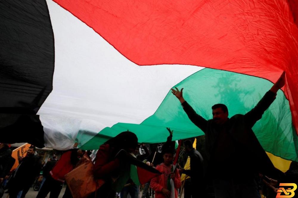 صورة توضيحية-مواطنون يرفعون العلم الفلسطيني في إحدى الفعاليات-أرشيف وكالات الحكومة: عطلة ذكرى الاستقلال يوم الجمعة