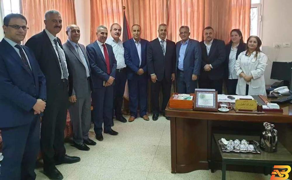 جانب من زيارة وفد البنك العربي للمستشفى البنك العربي يدعم تجهيز مظلة ساحة الانتظار في المستشفى الوطني