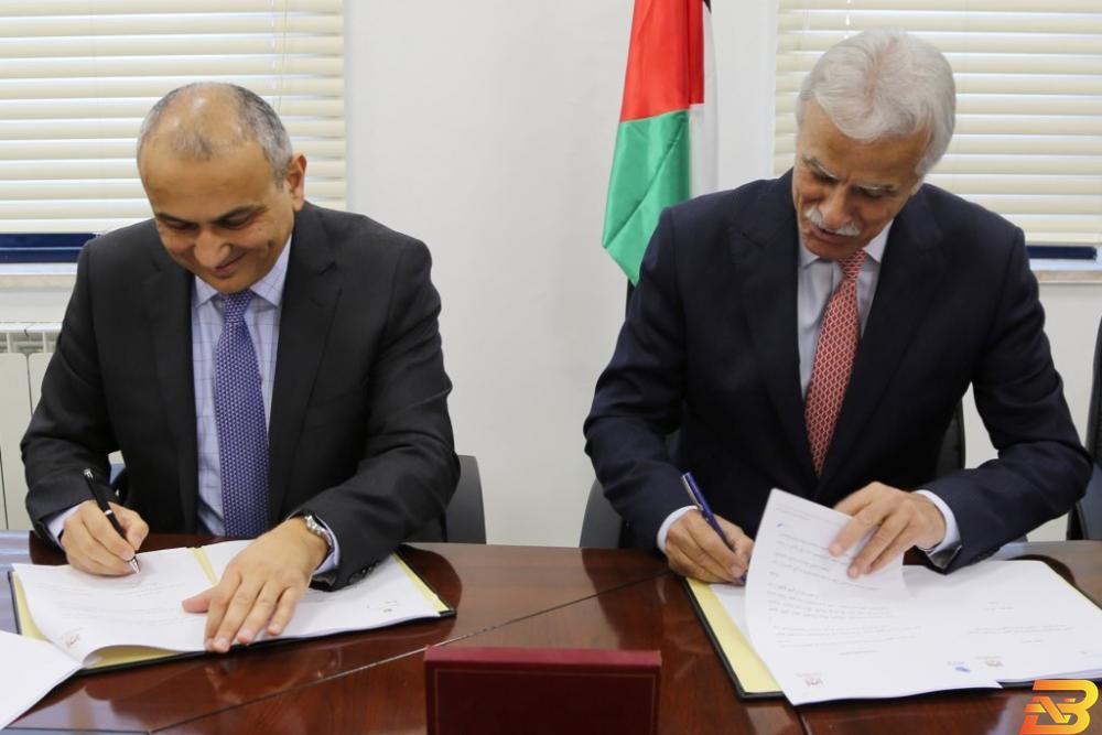 جانب من توقيع الاتفاقية ’التربية’ و’الاتصالات’ تتفقان على رفع سرعة الانترنت في المدارس