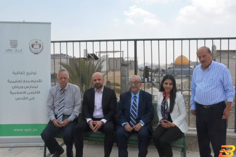 جانب من توقيع الاتفاقية أيبك تقدم 34 منحة تعليمية لمدارس ورياض الأقصى في القدس