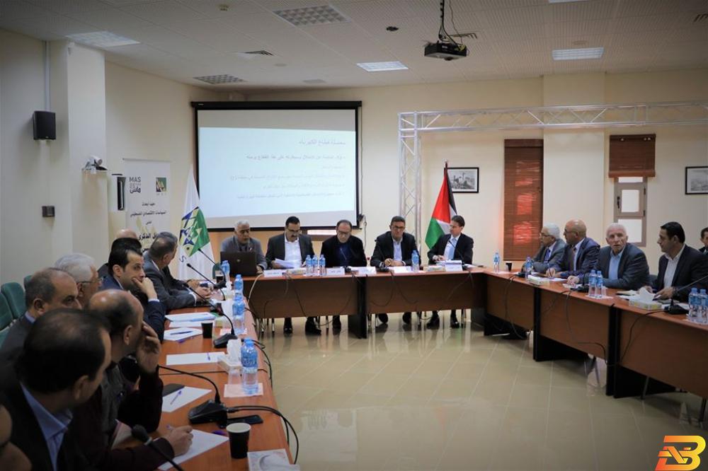 جانب من الجلسة خبراء ومسؤولون واقتصاديون يبحثون معضلة شركة كهرباء القدس