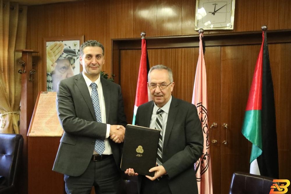 جانب من توقيع مذكرة التفاهم جامعة النجاح و’جوال’ توقعان مذكرة تفاهم لتدريب الطلبة