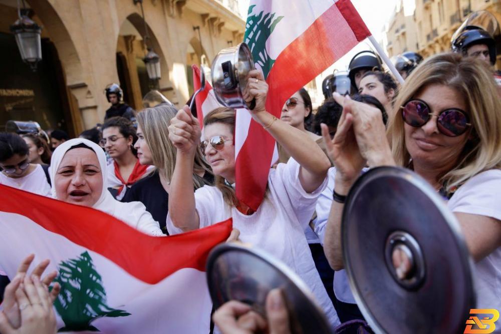 متظاهرون يرددون هتافات ضد الحكومة في بيروت يوم 19 نوفمبر تشرين الثاني 2019. تصوير: أندرس مارتينز كاساريس - رويترز وزير حالي وآخران سابقان في لبنان قد يحاكمون في اتهامات فساد