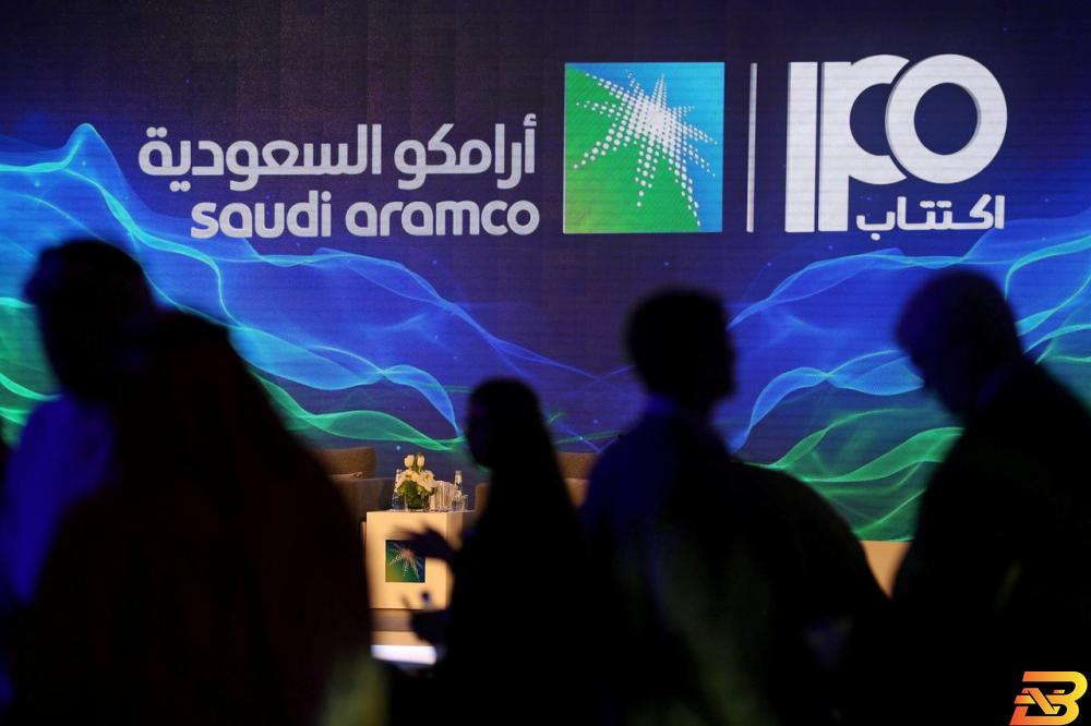 صورة لشعار شركة أرامكو خلال مؤتمر صحفي عقدته الشركة في الظهران يوم 3 نوفمبر تشرين الثاني 2019. تصوير: حمد محمد-رويترز. أرقام: أرامكو لن تخرق أقصى وزن للشركات على المؤشر السعودي