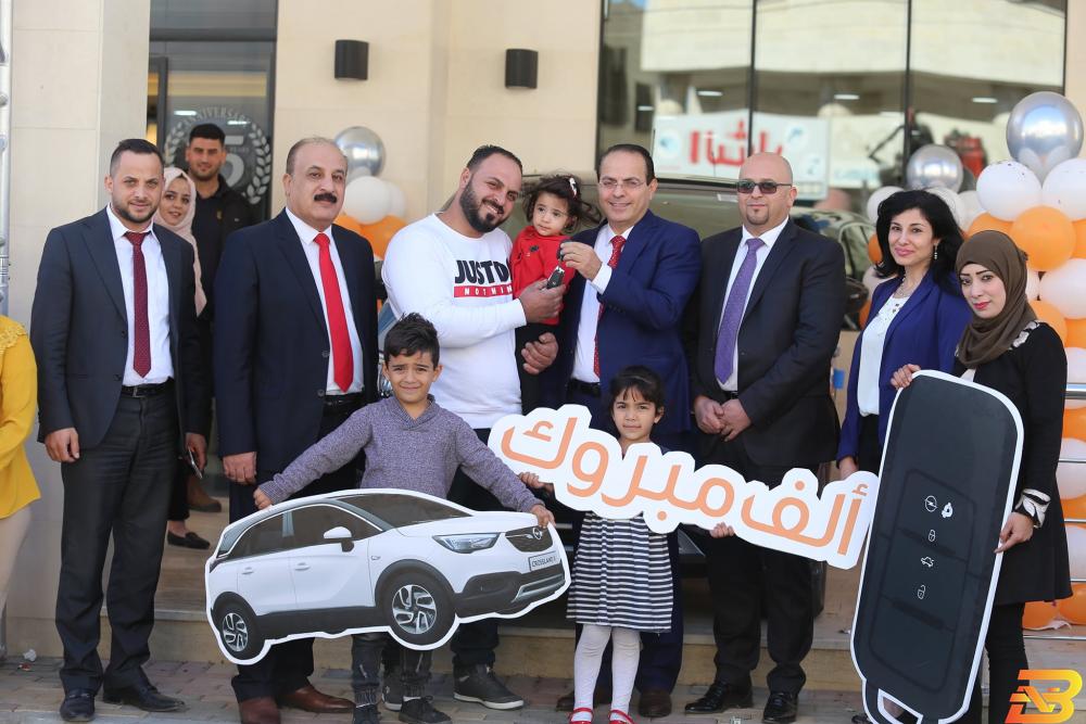 جانب من تسليم الجائزة طفلة من نابلس تفوز بسيارة من بنك الاستثمار الفلسطيني