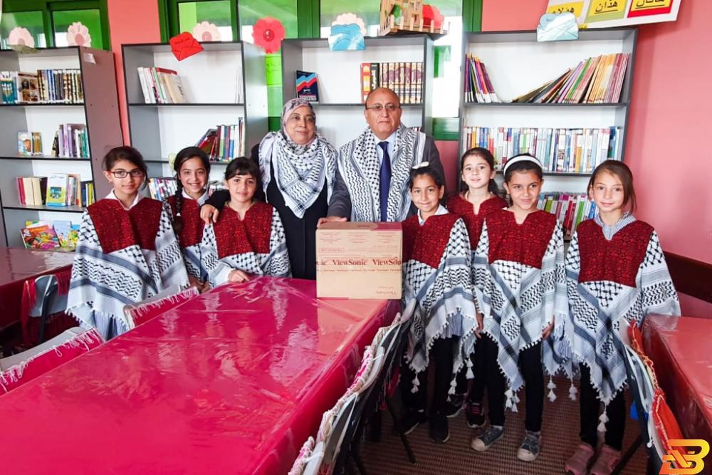 جانب من تسليم الدعم البنك الإسلامي الفلسطيني يدعم مدرسة في الخليل