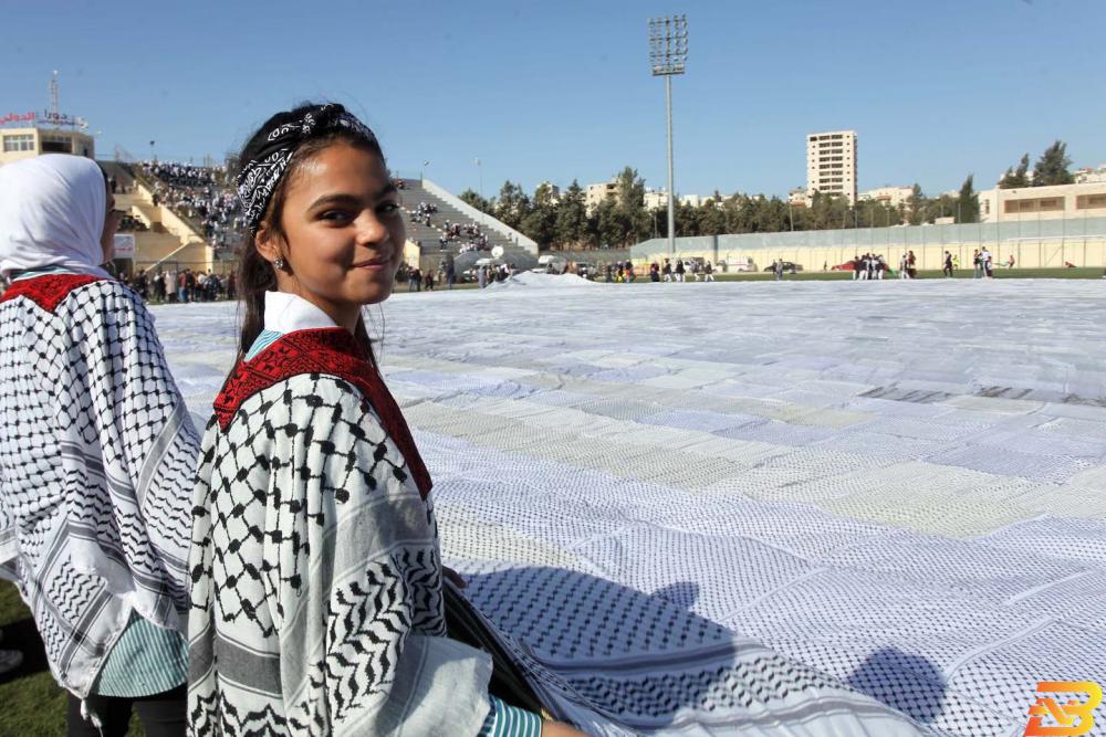 عرض أكبر كوفية فلسطينية على مستوى الوطن والعالم على إستاد دورا-تصوير سمر بدر-وفا عرض أكبر كوفية فلسطينية في العالم