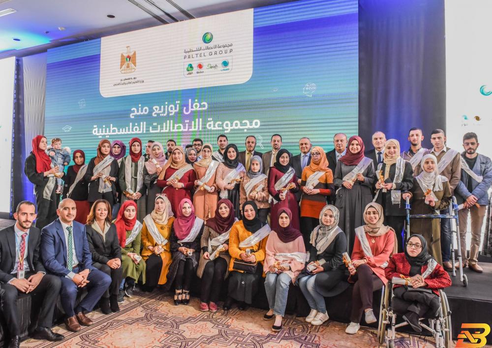 جانب من الحفل إعلان أسماء الطلبة المستفيدين من برنامج منح مجموعة الاتصالات للعام 2019