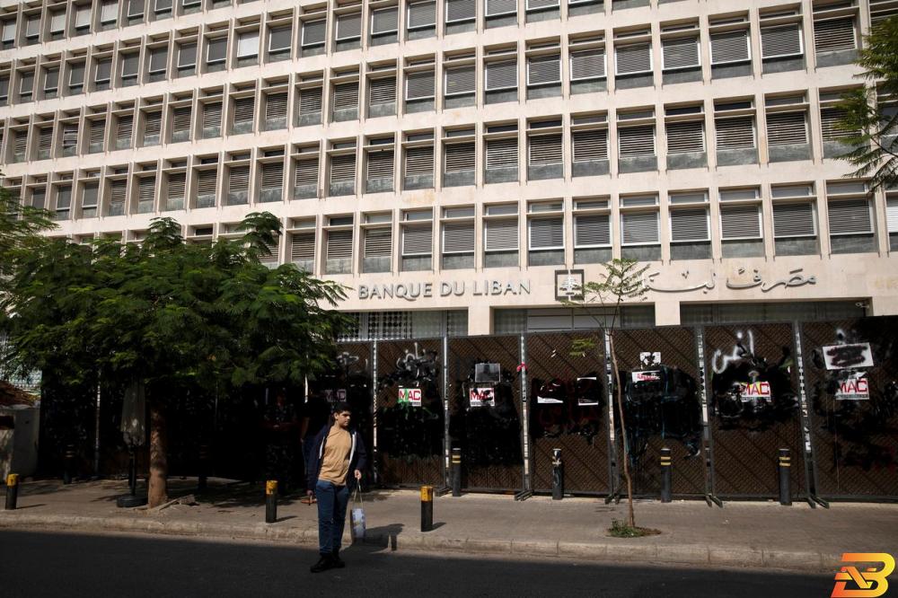 مقر مصرف لبنان (البنك المركزي اللبناني) في بيروت في صورة بتاريخ 25 اكتوبر تشرين الأول 2019. تصوير: الكيس قنسطنطنيدس - رويترز. لبنانيون يسحبون أموالهم من البنوك ويودعونها في البيوت!