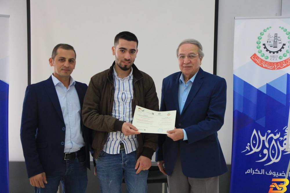 جانب من تسليم الشهادات للمشاركين غرفة تجارة نابلس تختتم دورة تصميم أنظمة الطاقة الشمسية