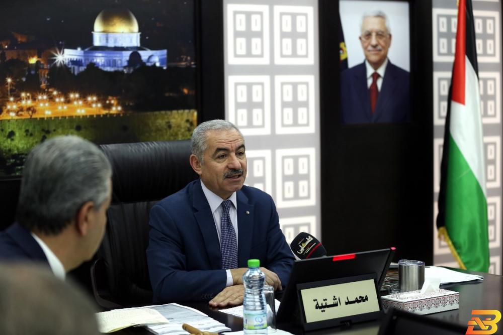 رئيس الوزراء محمد اشتية يتحدث خلال افتتاح جلسة الحكومة الأسبوعية الحكومة تناقش معايير المنحة المقدمة للراغبين في السكن والعمل في الأغوار
