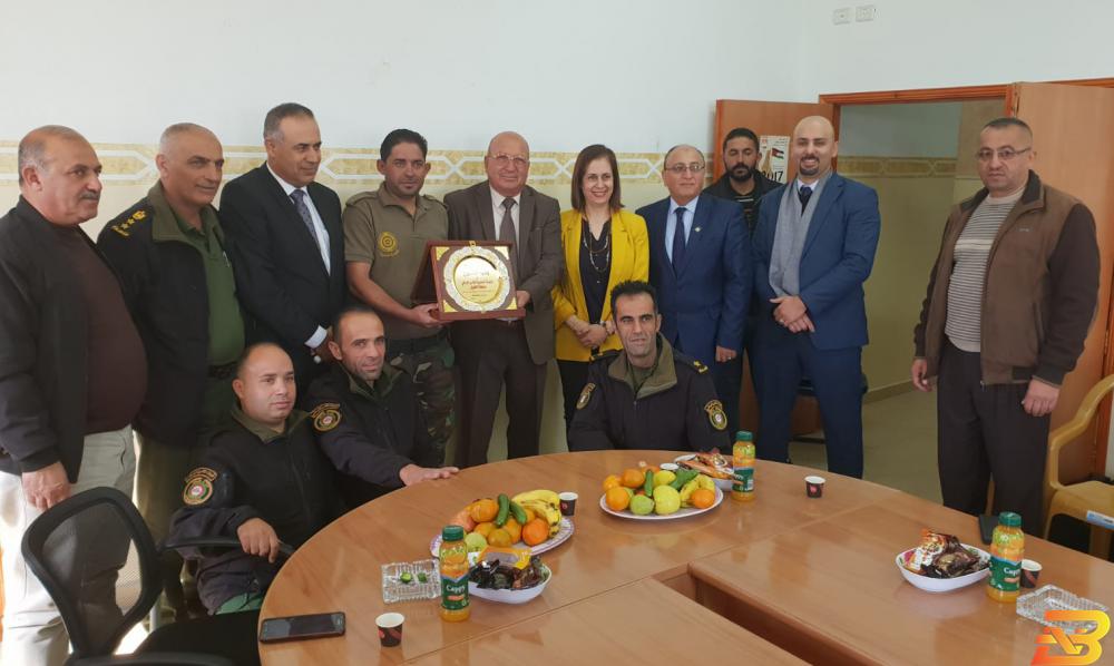 جانب من زيارة العائلة الإسلامي الفلسطيني يعيد تأهيل منزل عائلة في الشيوخ