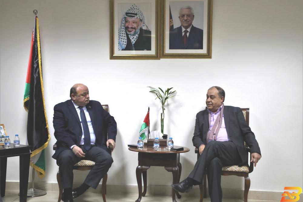 محافظ سلطة النقد عزام الشوا يلتقي محافظ نابلس اللواء إبراهيم رمضان وفد من سلطة النقد برئاسة الشوا يعقد عدة لقاءات في نابلس