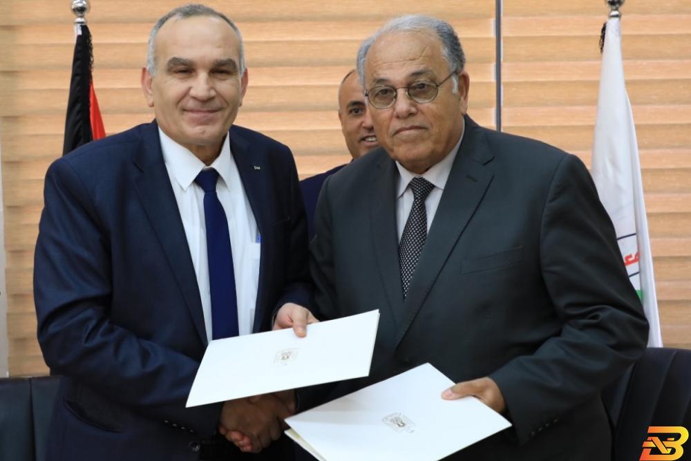 جانب من توقيع مذكرة التفاهم توقيع مذكرة تفاهم بين وزارة الاتصالات والجامعة العربية الأمريكية