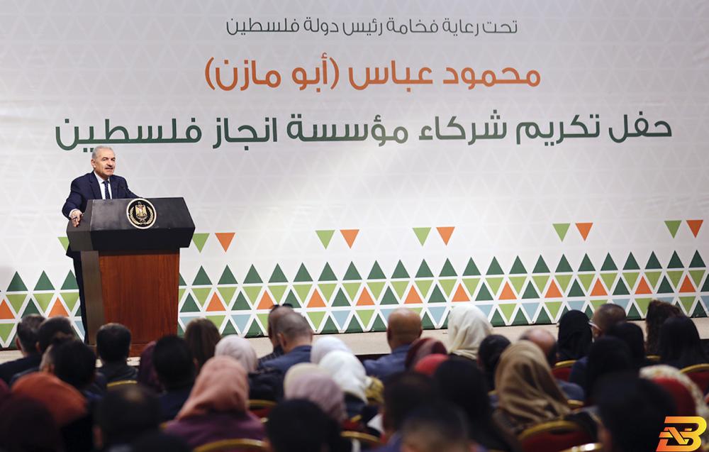رئيس الوزراء محمد اشتية خلال مشاركته في خلال حفل تكريم شركاء مؤسسة إنجاز فلسطين اشتية يخاطب الشباب: فكّروا خارج الصندوق