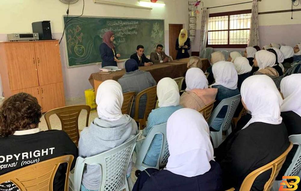 جانب من المحاضرة الإسلامي الفلسطيني يعقد محاضرةً حول البنوك الإسلامية في مدرسة في طولكرم