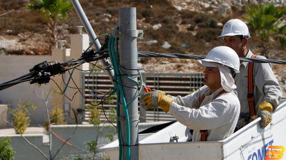 صورة توضيحية-عمال صيانة من شركة كهرباء القدس ’كهرباء القدس’ تنشر جدولا بالمناطق التي ستقطع فيها الكهرباء بدءا من الأحد