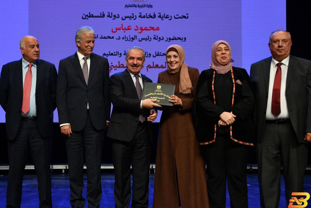 جانب من الحفل رئيس الوزراء يعّد المعلمين بالدرجات والترقيات