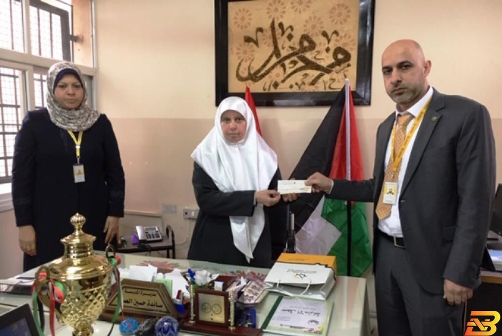 جانب من تسليم الدعم الإسلامي الفلسطيني يدعم مدرسة زهرة المدائن للبنات غرب غزة