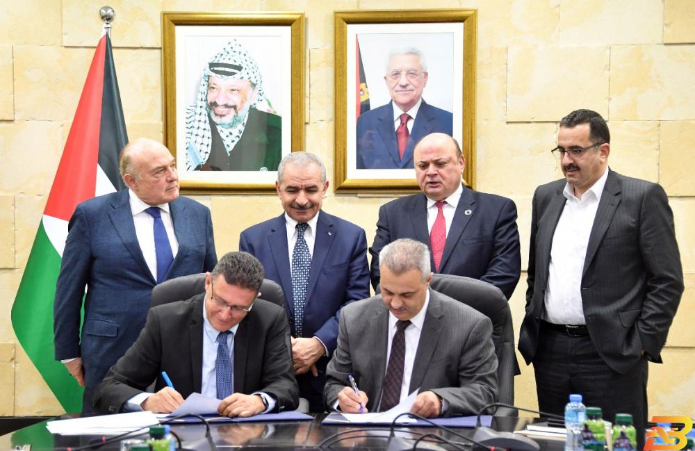 جانب من توقيع الاتفاقية البنوك تنتشل شركة كهرباء القدس من أزمتها