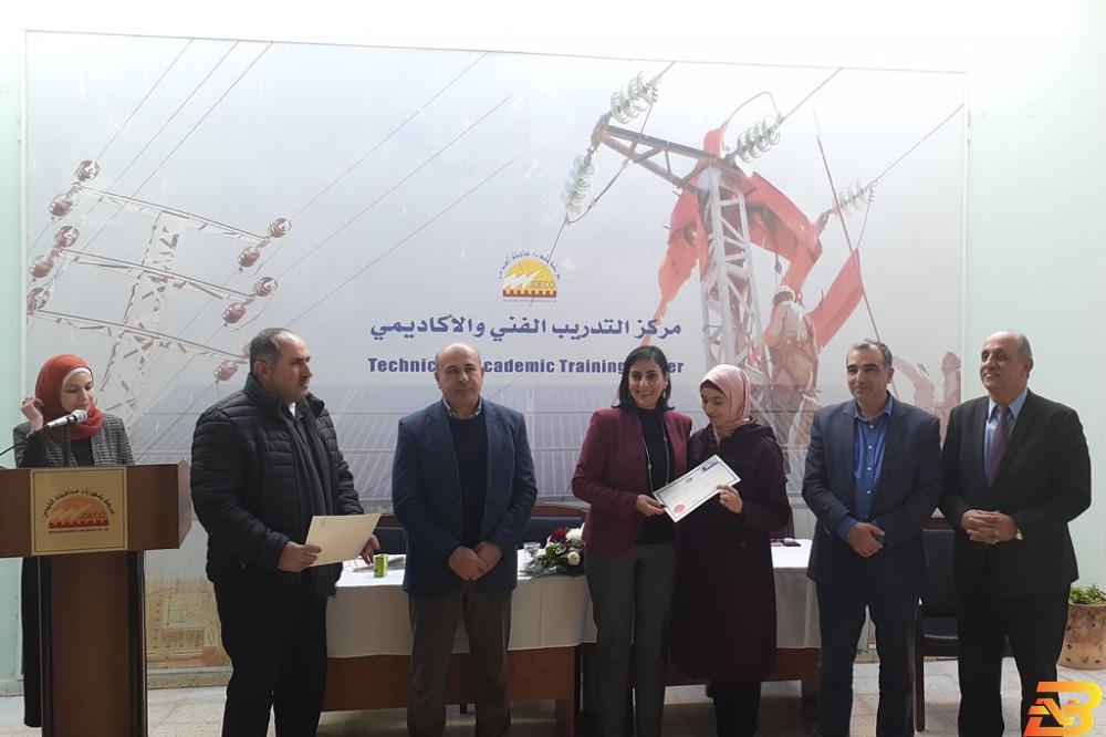 جانب من الحفل شركة كهرباء القدس تخرّج 24 مهندسة في مجال الطاقة المتجددة
