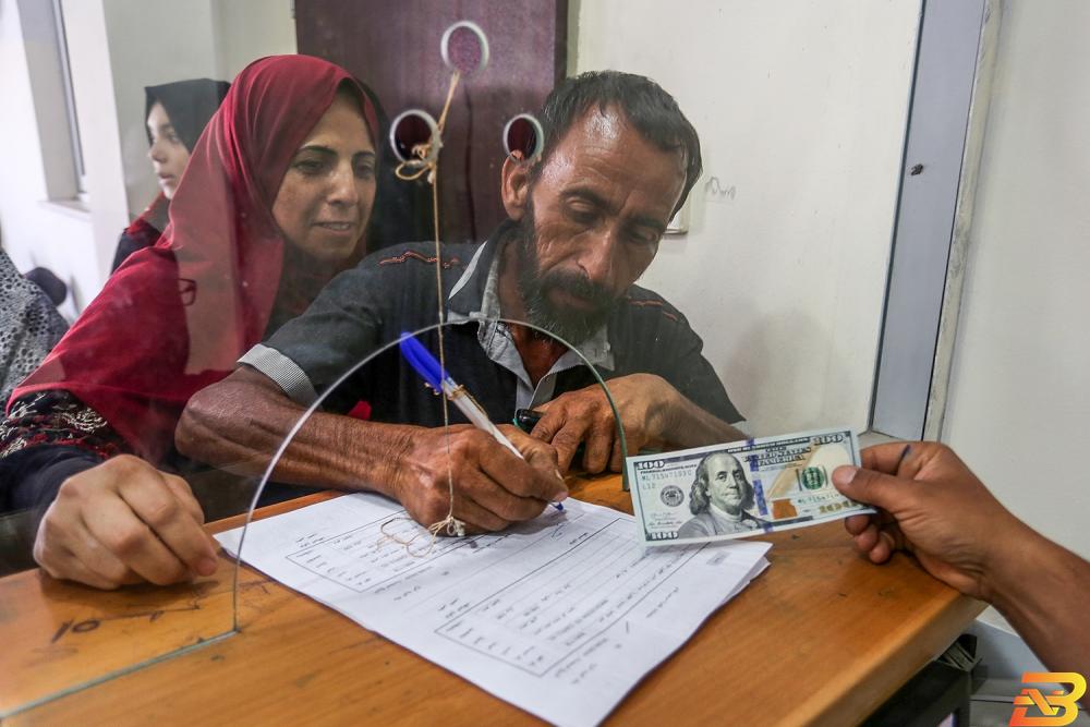 صورة توضيحية-توزيع المنحة القطرية في غزة-أرشيف وكالات استمرار التراجع في عدد وقيمة القروض في قطاع غزة خلال 2019