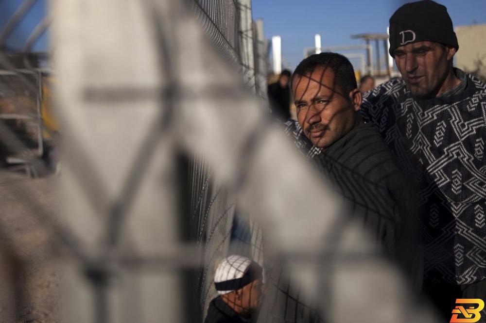 صورة توضيحية-عمال فلسطينيون ينتظرون المرور من أحد الحواجز قرب رام الله-أرشيف وكالات وفاة 72 عاملاً في مواقع العمل العام الماضي