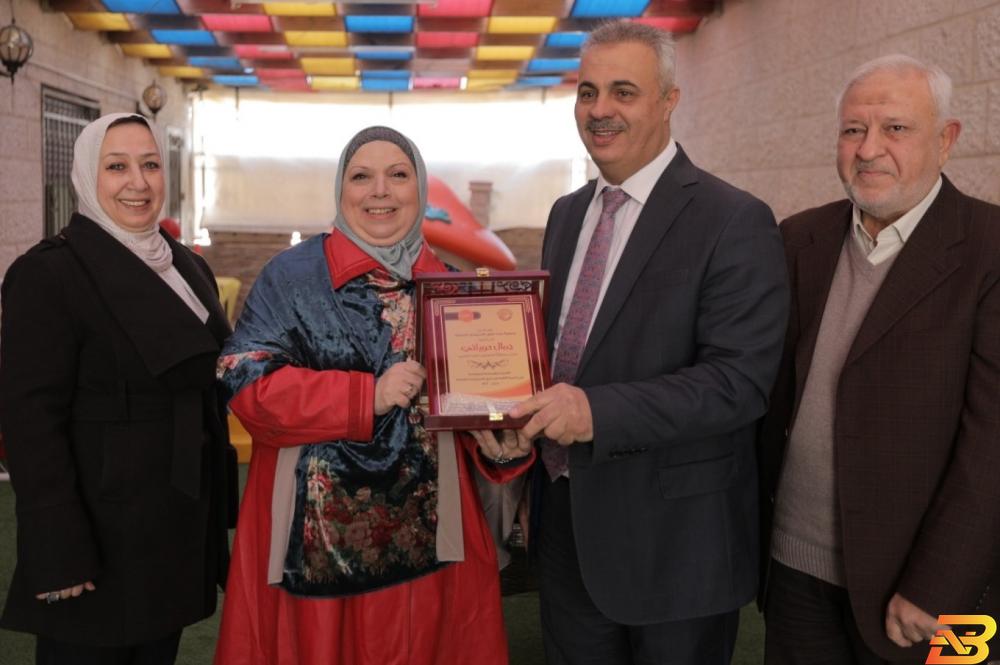 الجمعية تقدم درع شكر لمدير منطقة فلسطين في البنك العربي جمال حوراني البنك العربي يدعم تجهيز الغرفة الحسية لجمعية سند لذوي الاحتياجات الخاصة