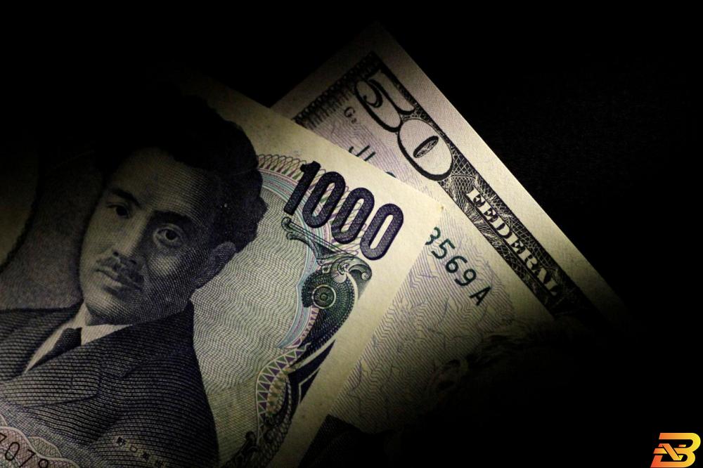 ورقة نقدية فئة 1000 ين و50 دولار أميركي في صورة من أرشيف رويترز. عملات الملاذ الآمن تتخلى عن مكاسبها في ظل هدوء بين أمريكا وإيران