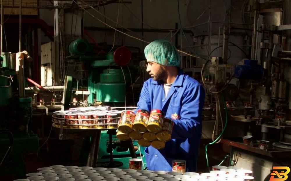 عامل في أحد مصانع غزة-أرشيف وكالات الخضري: انخفاض الطاقة الإنتاجية للمصانع بغزة لـ20%