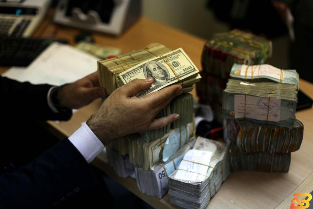 صورة توضيحية-أوراق نقدية في أحد بنوك قطاع غزة-أرشيف وكالات بأي العملات يفضل الغزيون الادّخار؟