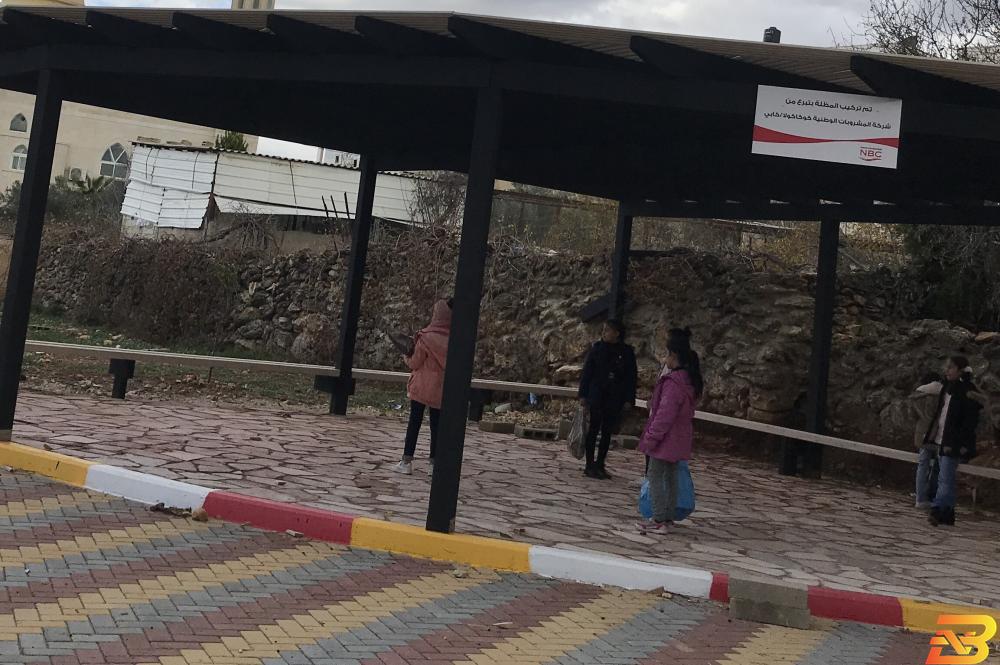 طالبات يقفن تحت إحدى المظلات في مدرسة بنات كفر نعمة الثانوية المشروبات الوطنية تركّب مظلات في مدارس برام الله ونابلس