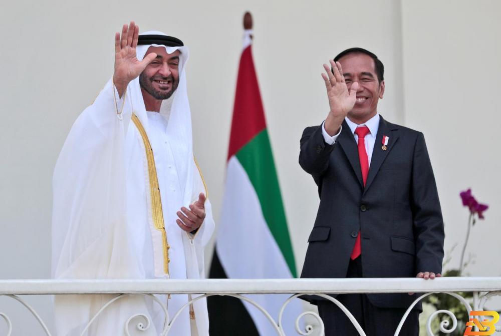 ولي عهد أبوظبي الشيخ محمد بن زايد والرئيس الإندونيسي جوكو ويدودو يلوحان للمصورين خلال اجتماعهما في قصر الرئاسة في بوجور بإندونيسيا يوم 24 يوليو تموز 2019. صورة لرويترز من ممثل لوكالات الأنباء. إندونيسيا والإمارات توقعان اتفاقيات تبلغ قيمتها نحو 23 مليار دولار