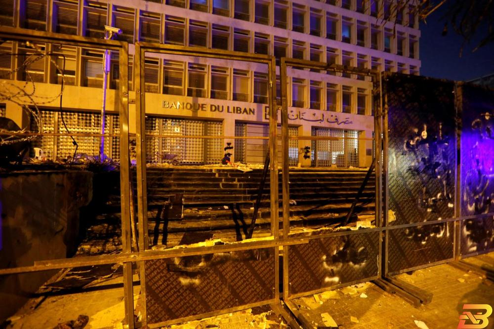 آثار احتجاجات أمام مصرف لبنان المركزي في بيروت يوم 14 يناير كانون الثاني 2020. تصوير: محمد عزاقير-رويترز. بنوك لبنان المتأزمة تواجه غضب المودعين المحبطين