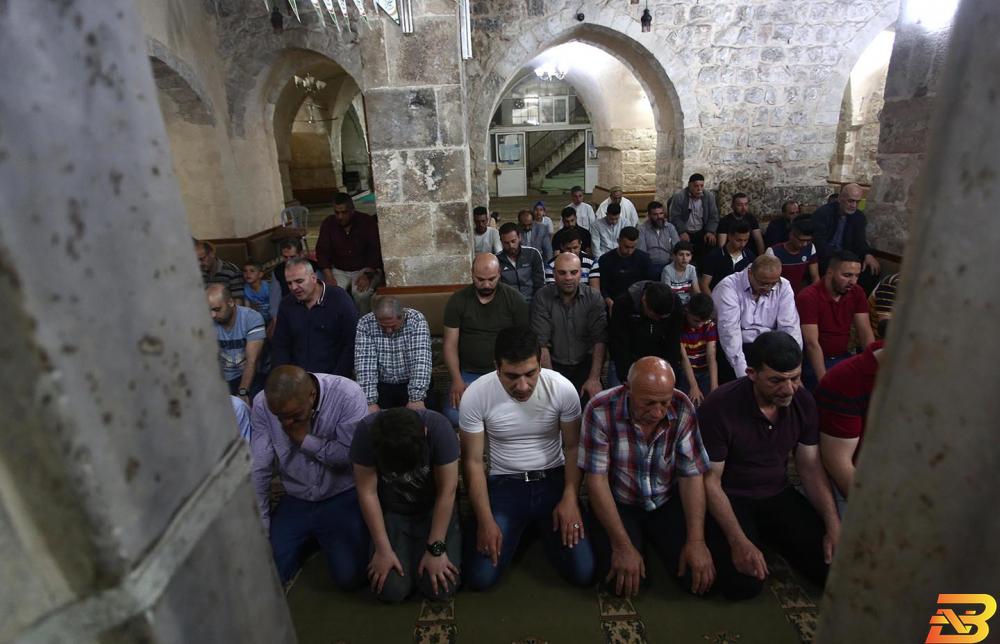 صورة توضيحية-مواطنون يؤدون الصلاة في مسجد البيك في البلدة القديمة في نابلس-أرشيف وفا توفير 500 وظيفة دينية على بند العقود لسد العجز في المساجد