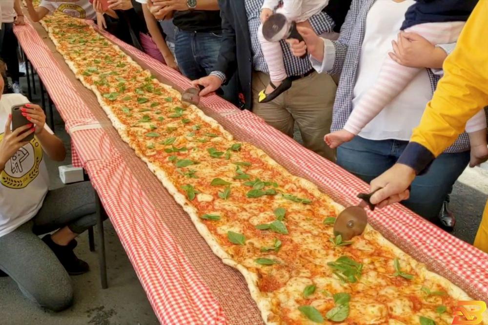 بيتزا مارجريتا طولها 103 أمتار أعدها مطعم ايطالي في أستراليا لجمع المال من أجل فرق الإطفاء بيتزا بطول 103 أمتار لجمع المال لفرق الإطفاء الأسترالية