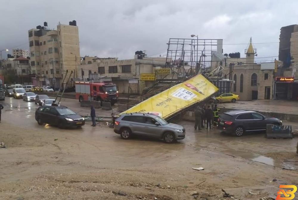 لوحة إعلانية سقطت بفعل الرياح والأمطار في شارع قلنديا القدس إغلاق شارع قلنديا القدس بسبب سقوط لوحة إعلانات
