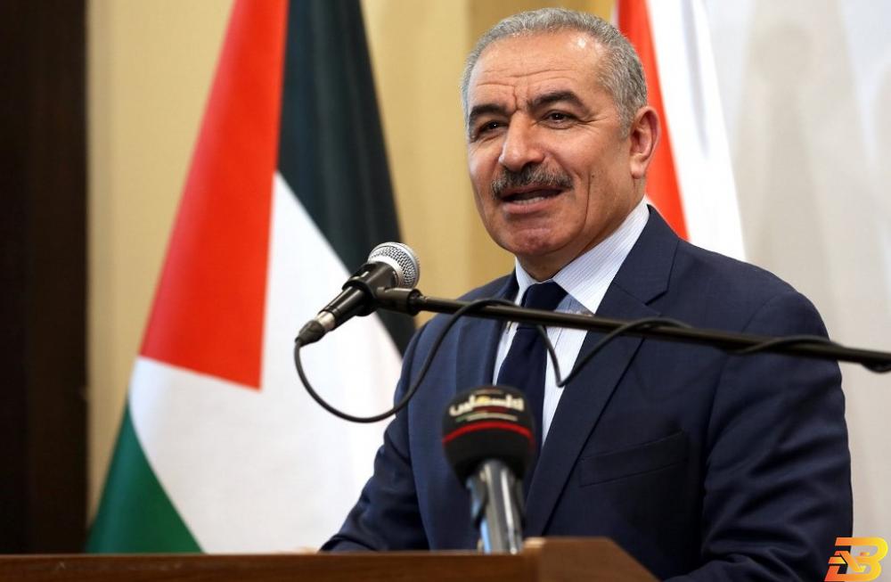 رئيس الوزراء محمد اشتية يلقي كلمته خلال الحفل اشتية: الميزة التنافسية للفلسطينيين في العالم هي التعليم