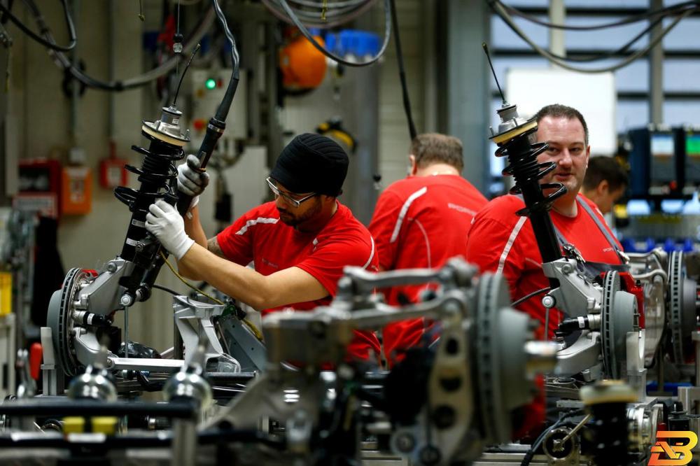 عمال ألمان في مصنع سيارات-أرشيف رويترز 73% من الألمان يخشون فقد وظائفهم في ظل التحول التكنولوجي