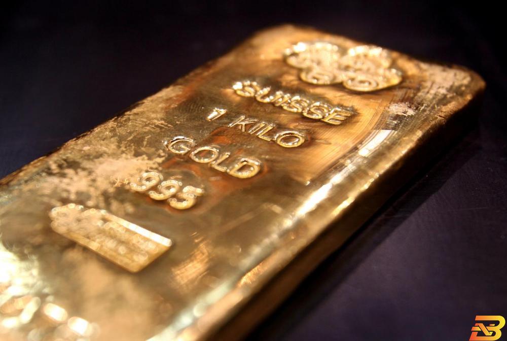 سبيكة ذهبية في سوق الذهب بدبي في صورة من أرشيف رويترز. الذهب يتراجع مع تبديد ارتفاع الدولار لأثر المخاوف بشأن فيروس