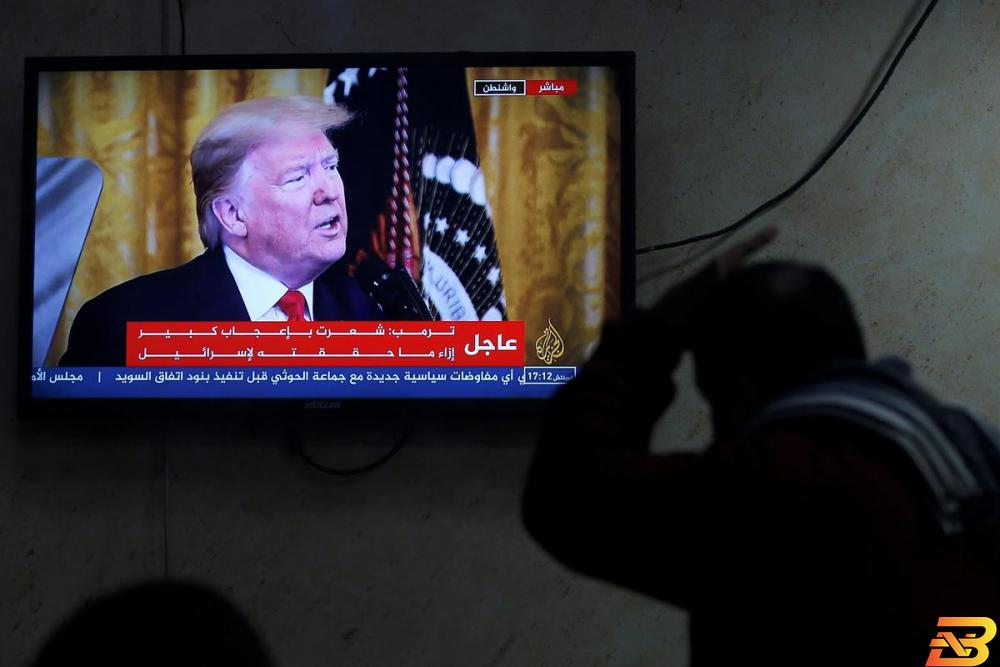 فلسطينيون يحضرون المؤتمر الصحفي للرئيس الأميركي دونالد ترمب في أحد المقاهي في الخليل-تصوير رويترز ’صفقة القرن’: استثمارات بـ50 مليار دولار خلال السنوات العشر المقبلة