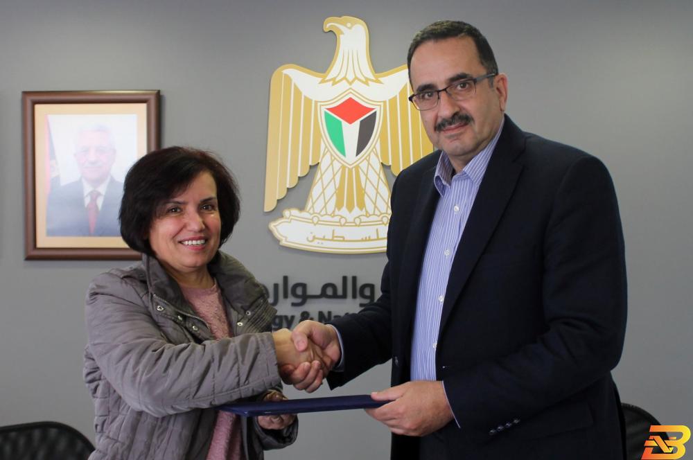 جانب من توقيع الاتفاقيات مع الشركات التي منحت الرخص منح 3 رخص لتوليد الكهرباء من الطاقة الشمسية