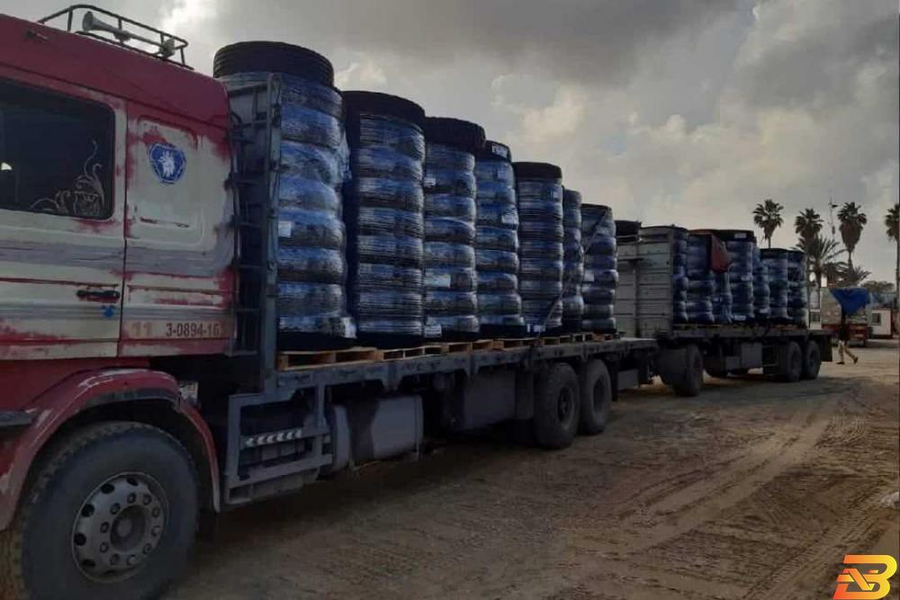 شاحنة محمّلة بالإطارات تصل قطاع غزة-تصوير حسن إصليح استئناف إدخال إطارات المركبات إلى قطاع غزة