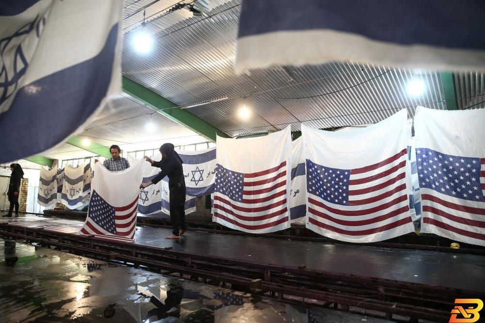 مصنع إيراني ينتج الأعلام الأمريكية والإسرائيلية لحرقها في المظاهرات