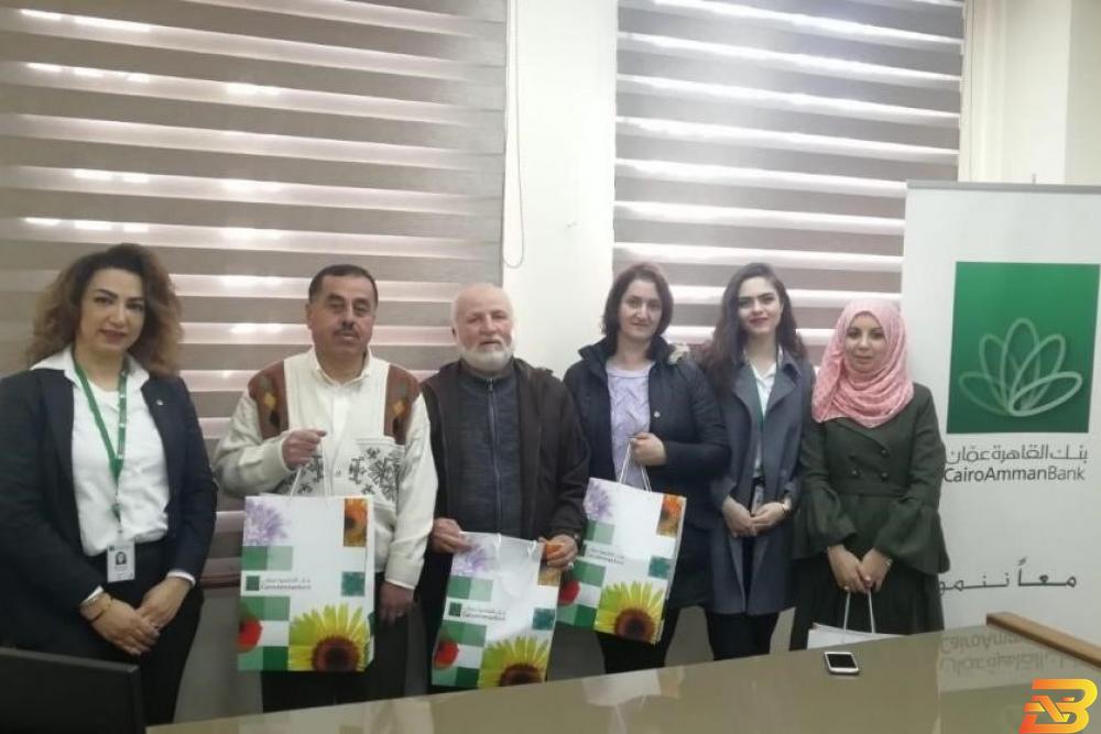 جانب من تسليم التبرع بنك القاهرة عمان تدعم جمعية ياسمين الخيرية في البيرة