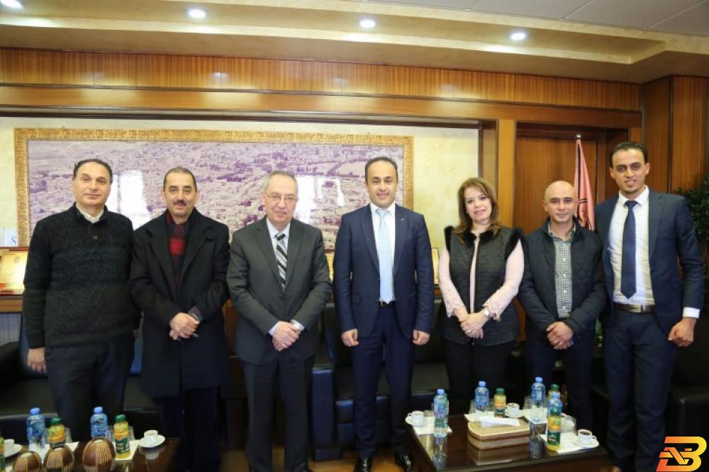 جانب من تسليم الدعم بنك القدس يواصل دعمه لصندوق الطالب المحتاج في جامعة النجاح