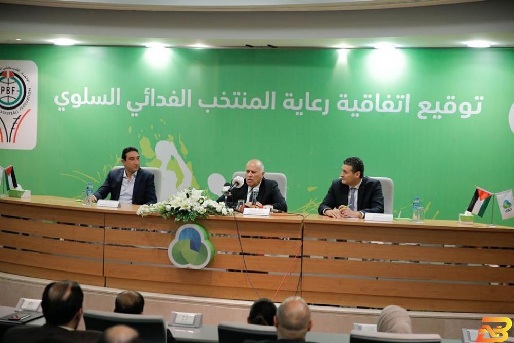 جانب من توقيع الاتفاقية جوال ترعى منتخبنا الوطني لكرة السلة