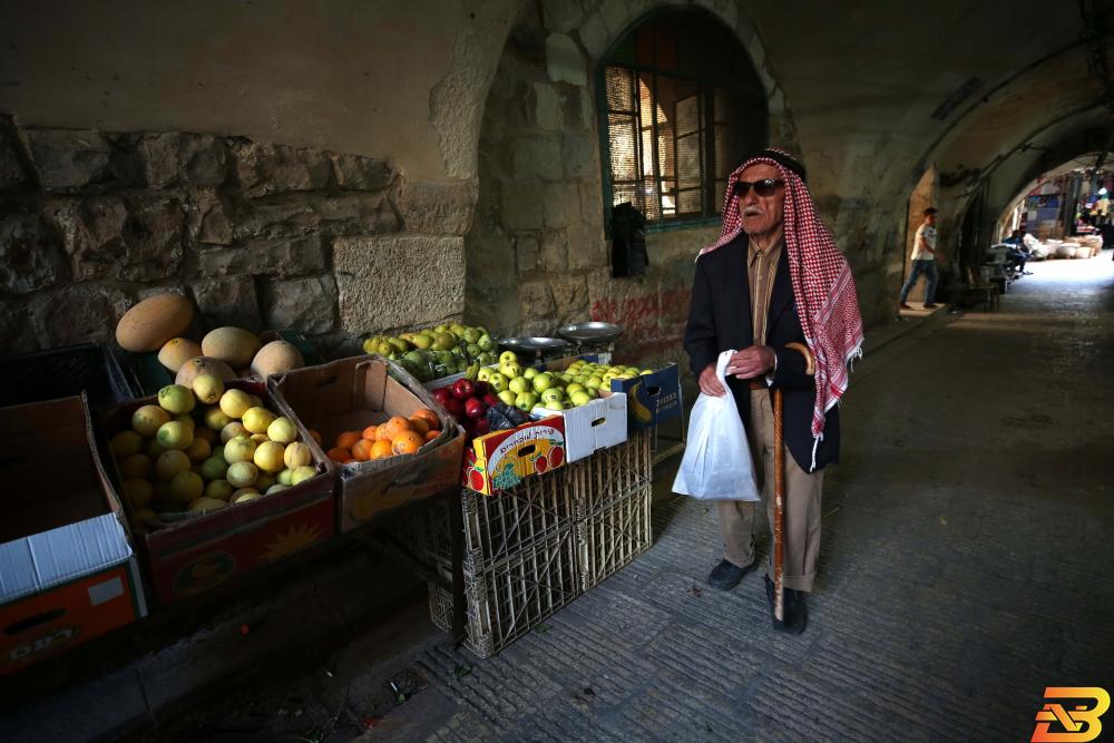 صورة توضيحية-مواطن في سوق البلدة القديمة بنابلس-أرشيف وفا الاحصاء: انخفاض طفيف على مؤشر غلاء المعيشة الشهر المنصرم