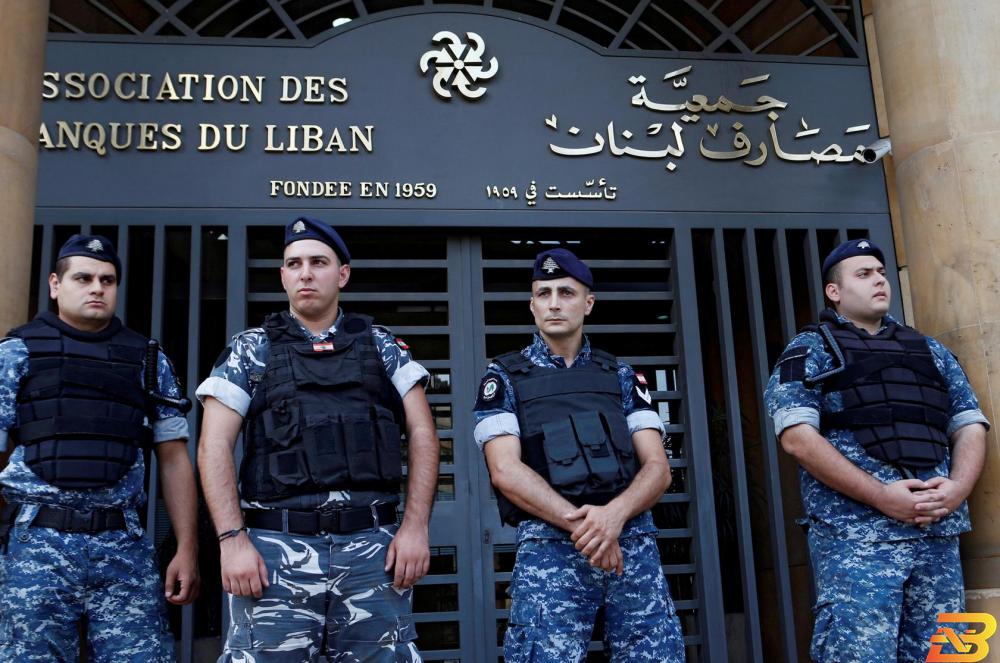 رجال شرطة لبنانيون يقفون أمام مدخل جمعية مصارف لبنان بوسط بيروت في أول نوفمبر تشرين الثاني 2019. تصوير: محمد عزاقير-رويترز. جمعية المصارف: لبنان يخفض أسعار الفائدة الرئيسية
